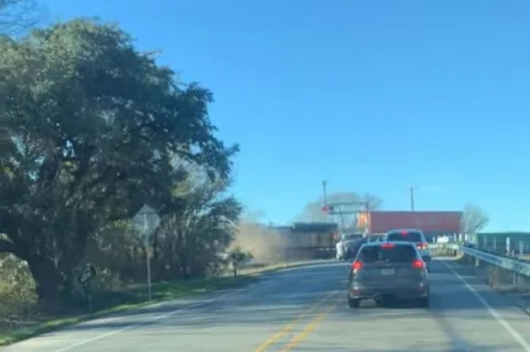 德克薩斯州的聯(lián)合太平洋火車撞上半掛卡車并脫軌視頻記錄下了這一可怕時刻