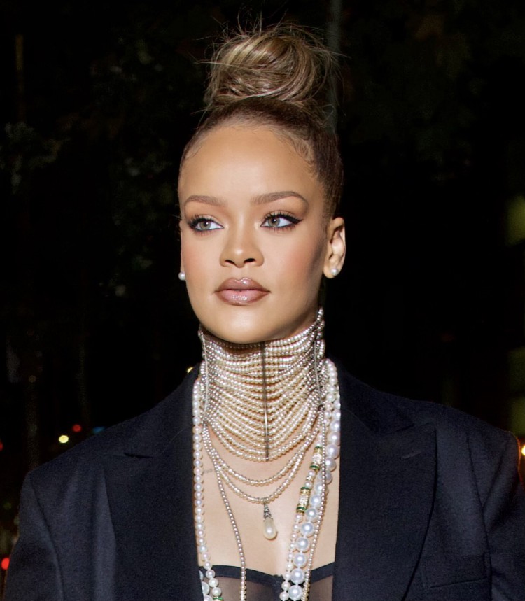 蕾哈娜RIHANNA在FENTYXPUMA活動(dòng)中佩戴價(jià)值超過10萬(wàn)美元的彩色珠寶