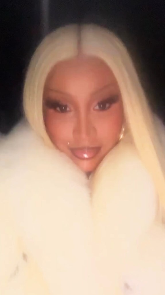 在粉絲們比較CARDIB和NICKIMINAJ的冬季服裝后CARDIB開始咒罵