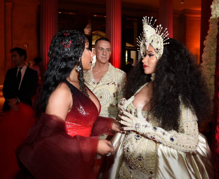 在粉絲們比較CARDIB和NICKIMINAJ的冬季服裝后CARDIB開始咒罵