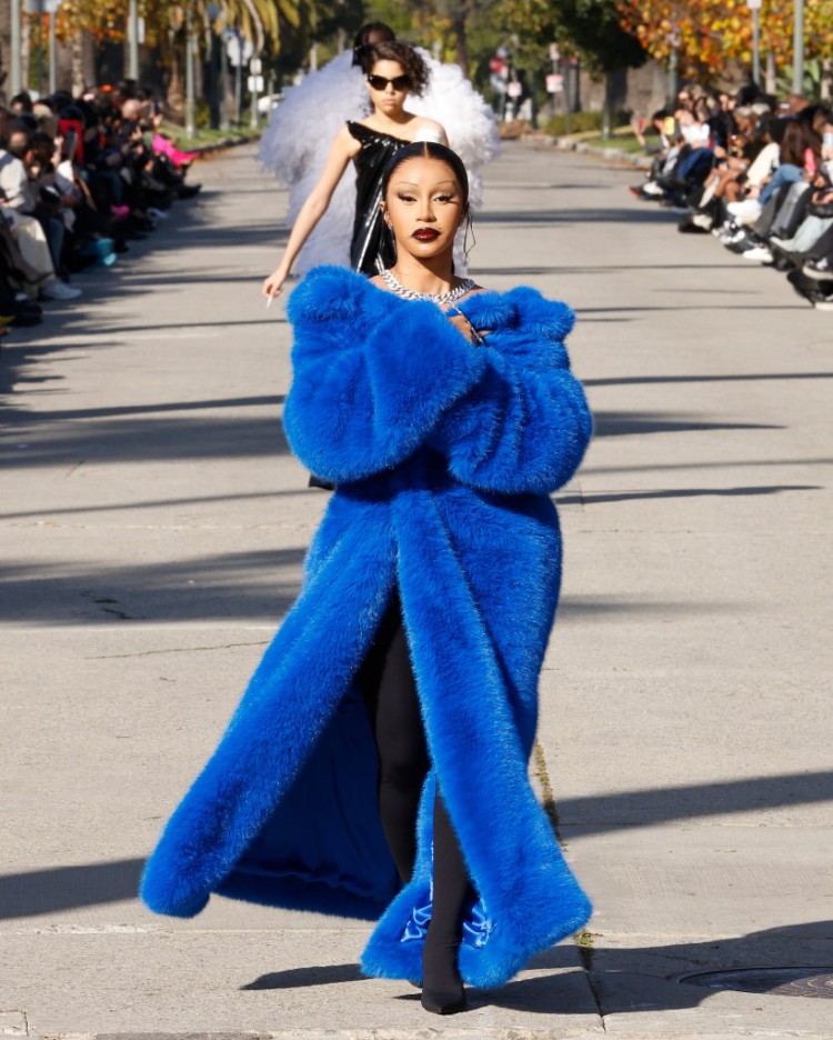 在粉絲們比較CARDIB和NICKIMINAJ的冬季服裝后CARDIB開始咒罵