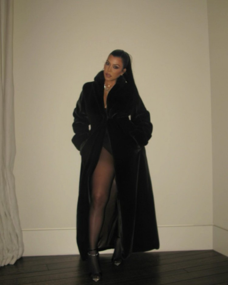 考特尼卡戴珊KOURTNEYKARDASHIAN為圣誕狂歡穿上舒適外套歡迎儀式后透露不太合身