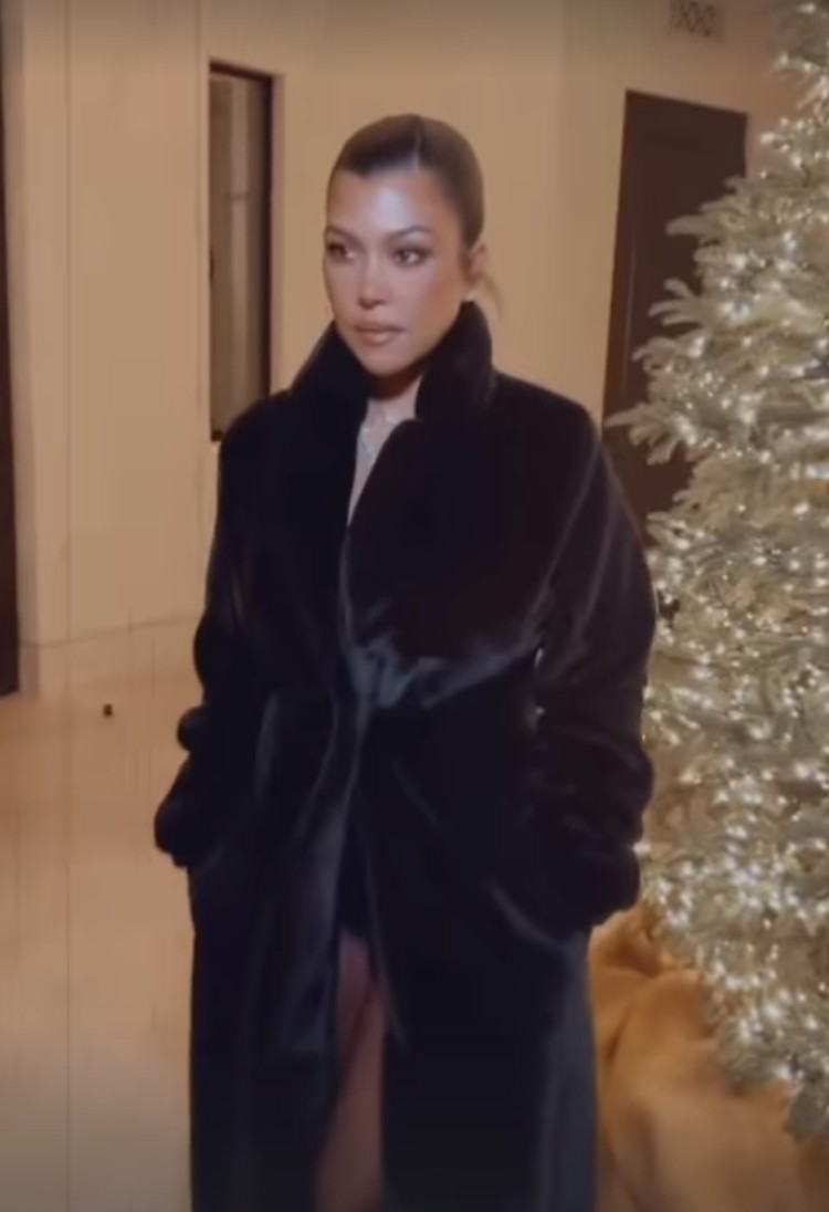考特尼卡戴珊KOURTNEYKARDASHIAN為圣誕狂歡穿上舒適外套歡迎儀式后透露不太合身
