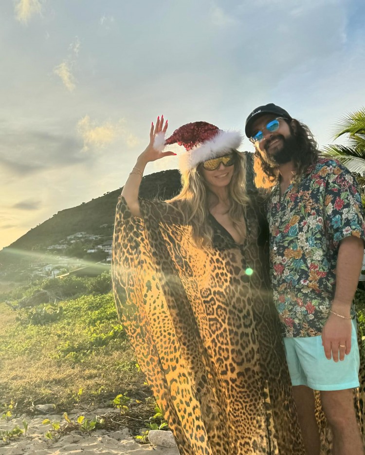 海蒂克拉姆HEIDIKLUM在圣巴茨STBARTS度假時脫下比基尼上衣享受日光浴