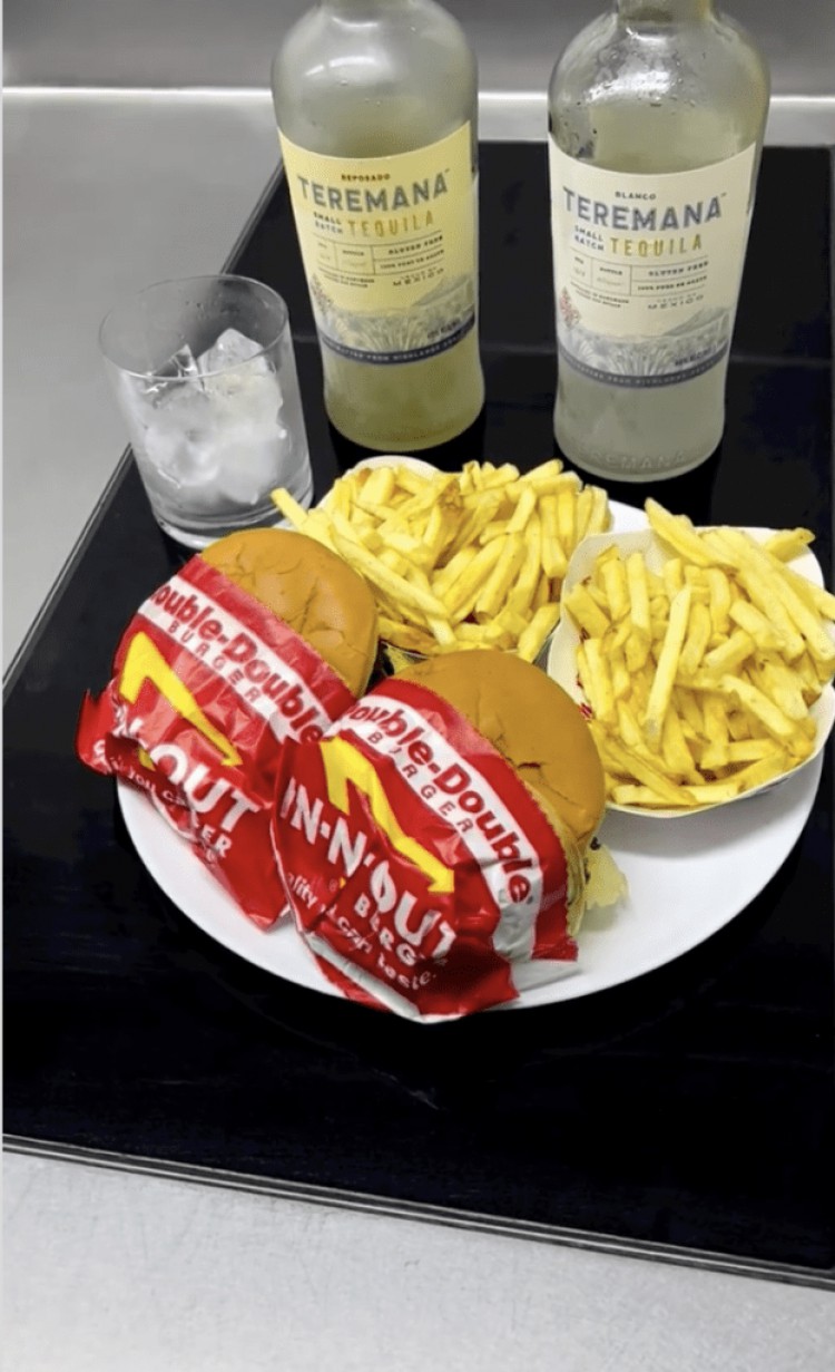 道恩強(qiáng)森DWAYNEJOHNSON首次在INNOUT餐廳吃飯時(shí)似乎撒了謊