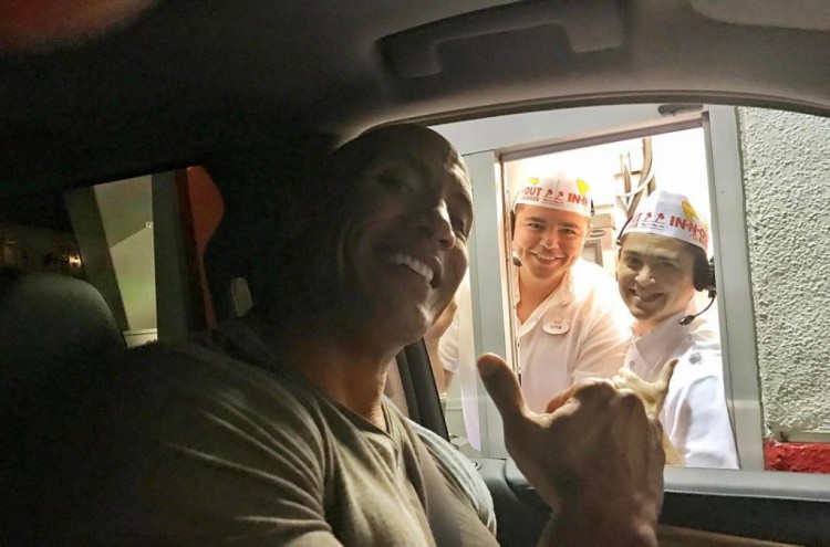 道恩強(qiáng)森DWAYNEJOHNSON首次在INNOUT餐廳吃飯時(shí)似乎撒了謊