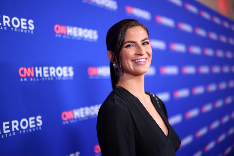尼基哈利NIKKIHALEY在鷹眼女士比賽前將愛荷華州籃球運(yùn)動員凱特琳克拉克CAITLINCLARK與CNN主持人混淆