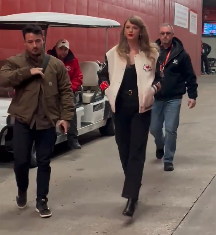 泰勒斯威夫特TAYLORSWIFT出席特拉維斯凱爾斯TRAVISKELCE的比賽身穿與男友的酋長(zhǎng)隊(duì)夾克相配的夾克