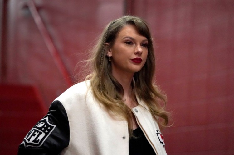 泰勒斯威夫特TAYLORSWIFT出席特拉維斯凱爾斯TRAVISKELCE的比賽身穿與男友的酋長(zhǎng)隊(duì)夾克相配的夾克