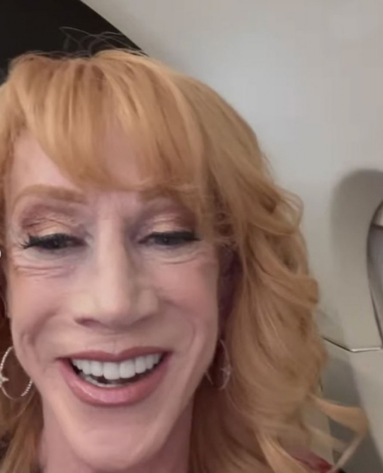 凱西格里芬KATHYGRIFFIN在與蘭迪比克RANDYBICK離婚期間與西亞SIA一起迎接新年2024年將如期而至