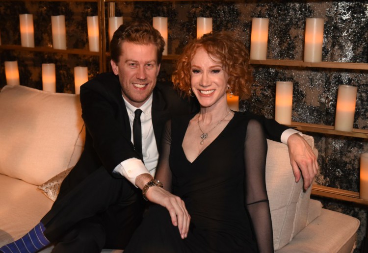 凱西格里芬KATHYGRIFFIN在與蘭迪比克RANDYBICK離婚期間與西亞SIA一起迎接新年2024年將如期而至