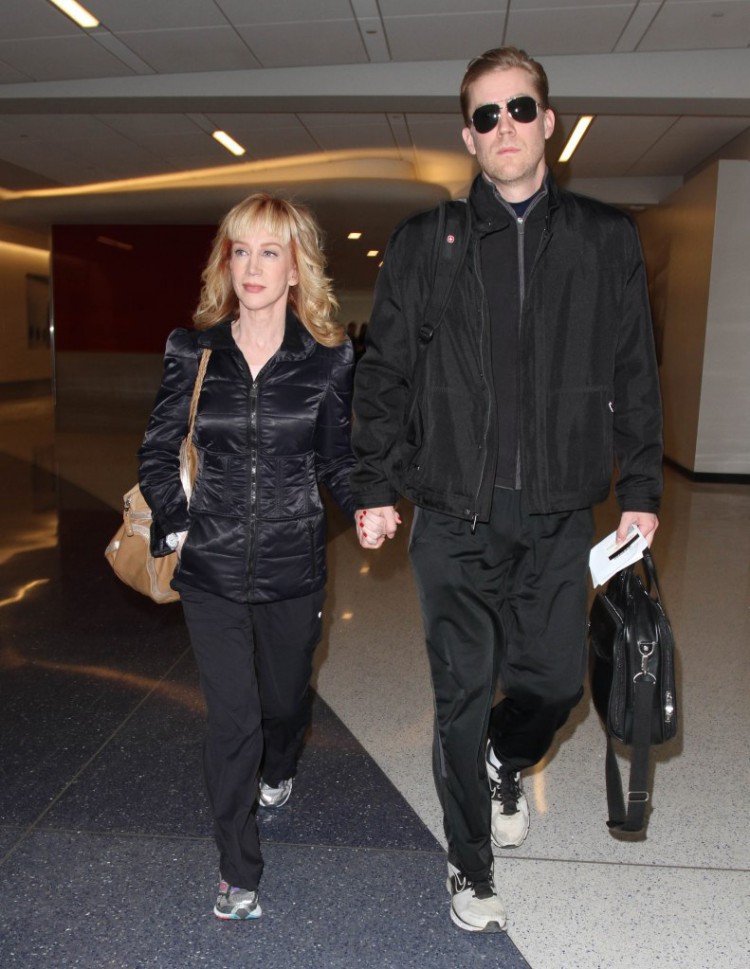 凱西格里芬KATHYGRIFFIN在與蘭迪比克RANDYBICK離婚期間與西亞SIA一起迎接新年2024年將如期而至