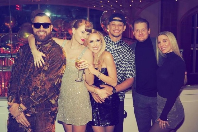 觀看泰勒斯威夫特TAYLORSWIFT在足球場上發(fā)現(xiàn)特拉維斯凱爾斯TRAVISKELCE的可愛瞬間
