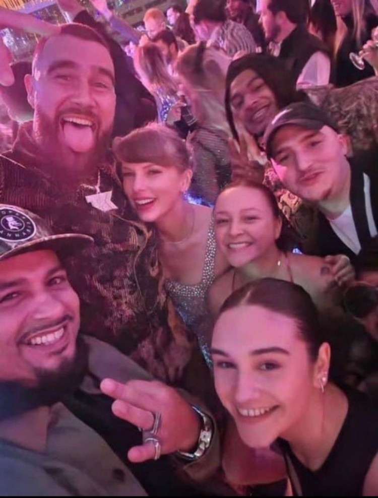觀看泰勒斯威夫特TAYLORSWIFT在足球場上發(fā)現(xiàn)特拉維斯凱爾斯TRAVISKELCE的可愛瞬間
