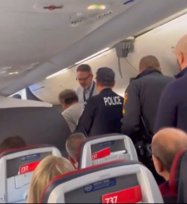 美國(guó)航空航班因乘客毆打空乘人員并吐口水而改道