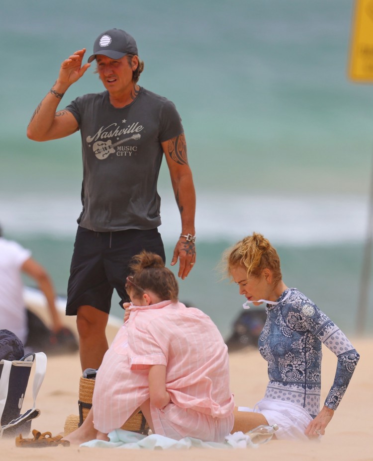 恩愛的基思厄本KEITHURBAN和妮可基德曼NICOLEKIDMAN帶著女兒費思FAITH來到悉尼海灘