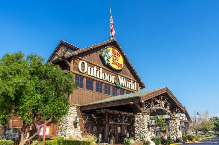 一名精神病男子因涉嫌裸體潛入BASSPROSHOP水族館而被捕