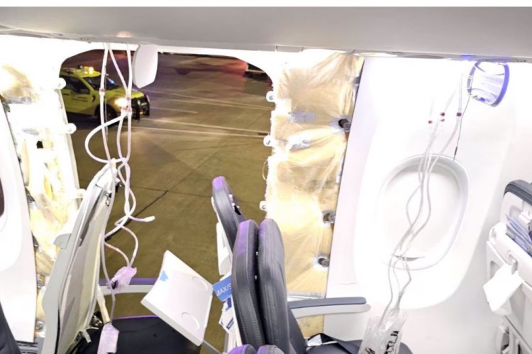 [瑪麗]阿拉斯加航空公司航班在飛行途中窗戶被炸毀，座位上的孩子緊急迫降