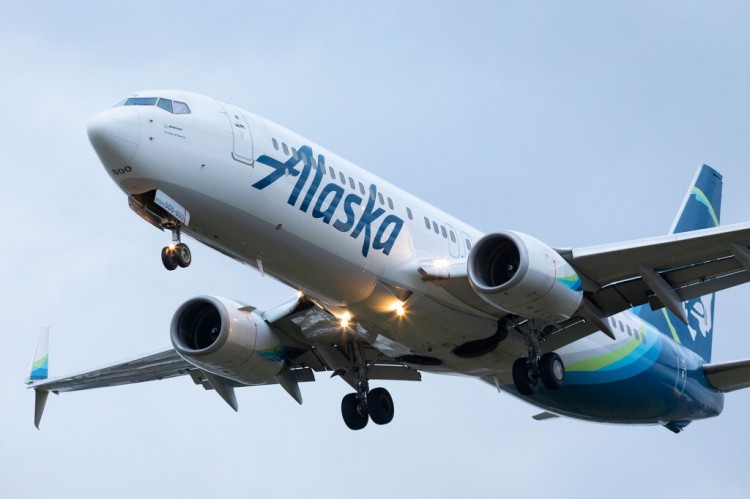 阿拉斯加航空公司航班在飛行途中窗戶被炸毀座位上的孩子緊急迫降