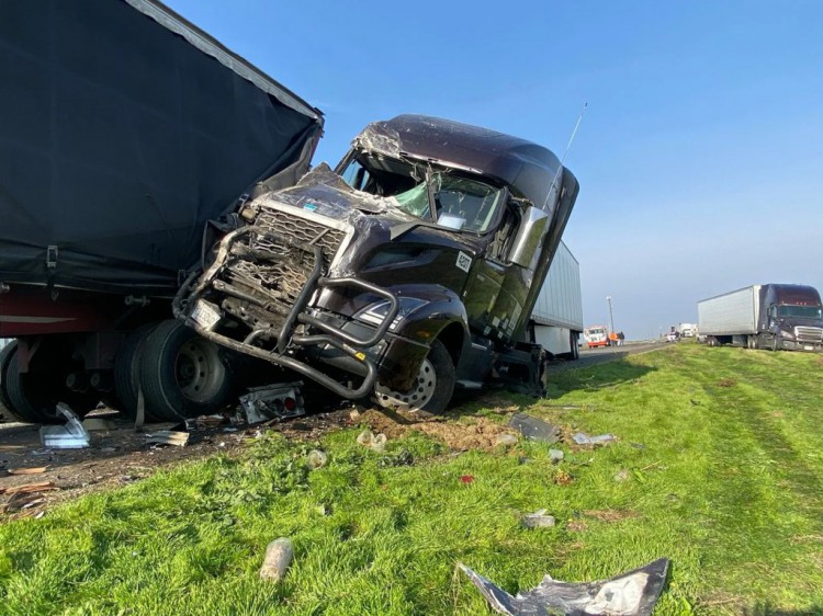 加州I5公路上35輛車連環(huán)相撞造成2人死亡9人住院我一生中最可怕的事故