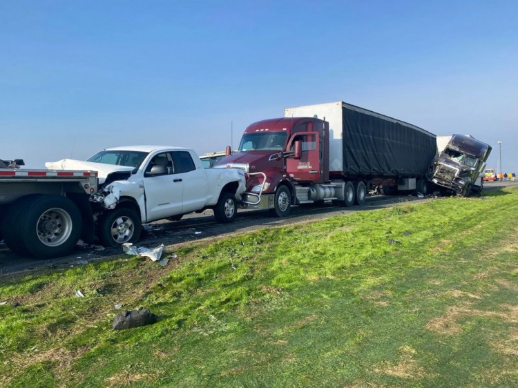 加州I5公路上35輛車連環(huán)相撞造成2人死亡9人住院我一生中最可怕的事故