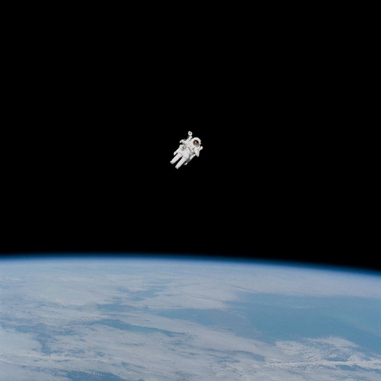 首次無繩太空行走的令人心碎的照片標志著這一大膽壯舉40周年