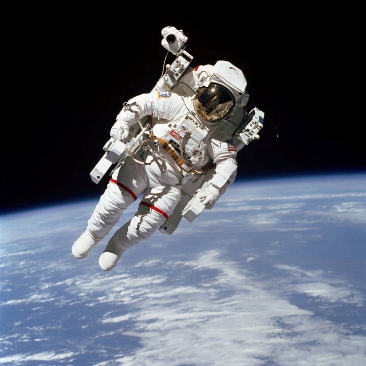 首次無繩太空行走的令人心碎的照片標志著這一大膽壯舉40周年