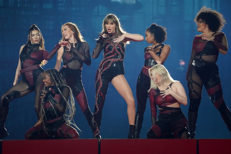 泰勒斯威夫特TAYLORSWIFT在ERASTOUR東京演唱會(huì)上展示白色指甲以紀(jì)念受折磨的詩(shī)人離開(kāi)