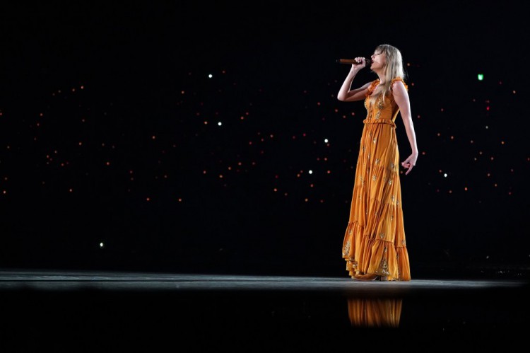 泰勒斯威夫特TAYLORSWIFT在ERASTOUR東京演唱會(huì)上展示白色指甲以紀(jì)念受折磨的詩(shī)人離開(kāi)