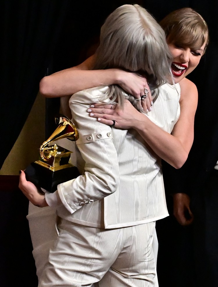 泰勒斯威夫特TAYLORSWIFT在ERASTOUR東京演唱會(huì)上展示白色指甲以紀(jì)念受折磨的詩(shī)人離開(kāi)