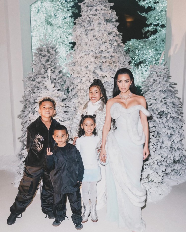 金卡戴珊KIMKARDASHIAN的兒子圣SAINT與萊昂內(nèi)爾梅西LIONELMESSI一起在足球場上行走談論特權