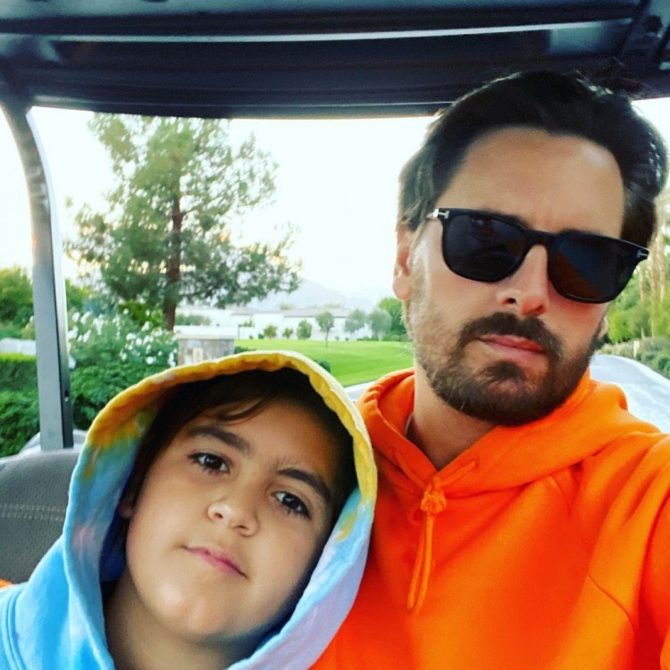 特拉維斯巴克TRAVISBARKER在BLINK182巡演中分享了他和考特尼卡戴珊KOURTNEYKARDASHIAN兒子的甜蜜照片