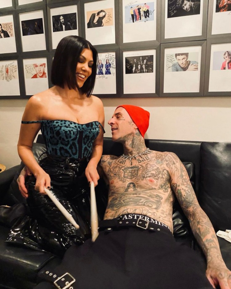 特拉維斯巴克TRAVISBARKER在BLINK182巡演中分享了他和考特尼卡戴珊KOURTNEYKARDASHIAN兒子的甜蜜照片