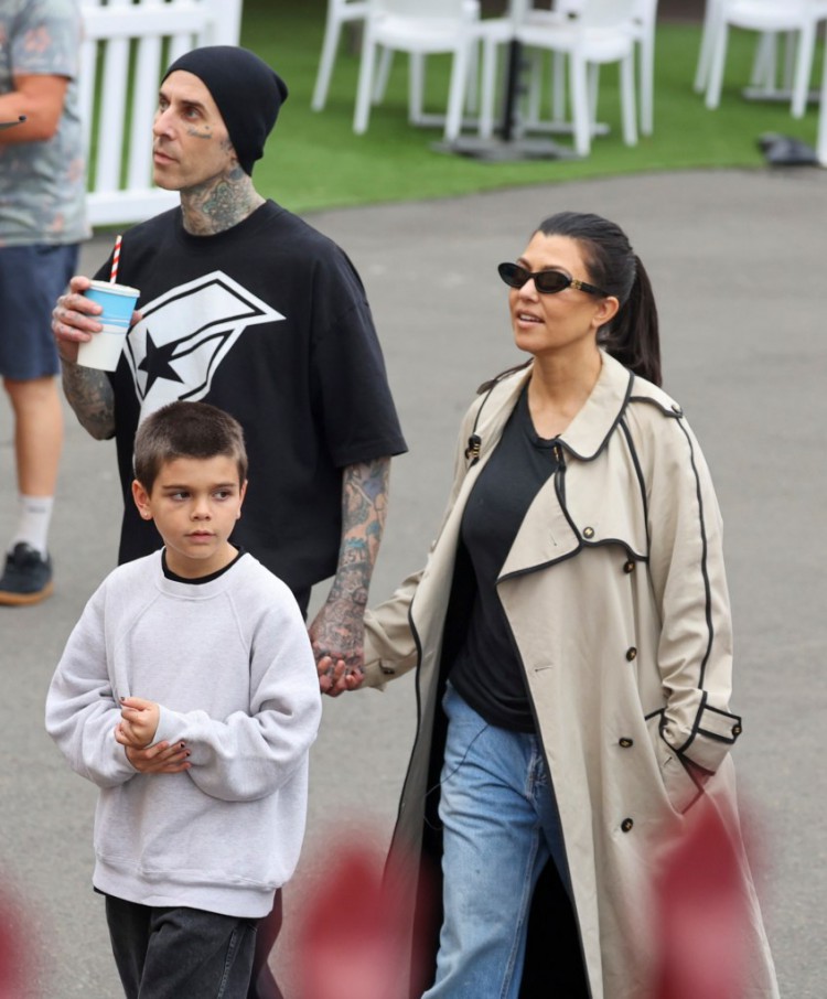 特拉維斯巴克TRAVISBARKER在BLINK182巡演中分享了他和考特尼卡戴珊KOURTNEYKARDASHIAN兒子的甜蜜照片