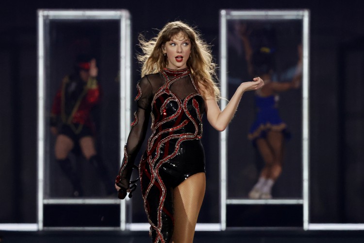 特拉維斯凱爾斯TRAVISKELCE現(xiàn)身費(fèi)城女友泰勒斯威夫特TAYLORSWIFT在S演唱ERAS巡回演唱會(huì)門(mén)票已售完
