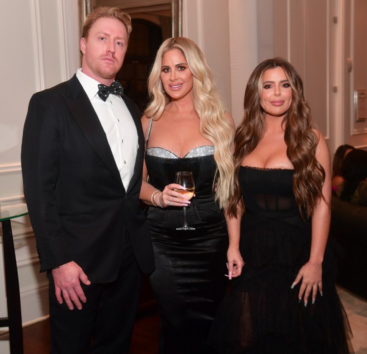 KIMZOLCIAK和KROYBIERMANN在離婚期間被勒令支付5000美元聘請父母健康評估員
