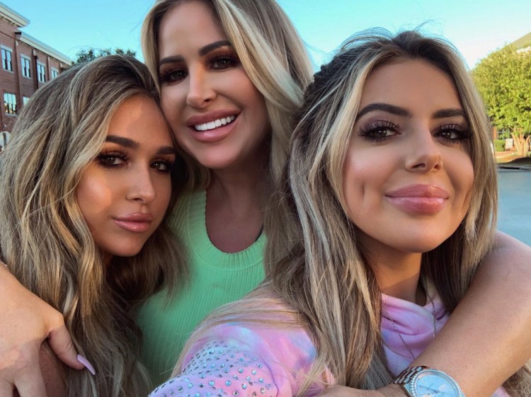 KIMZOLCIAK和KROYBIERMANN在離婚期間被勒令支付5000美元聘請父母健康評估員