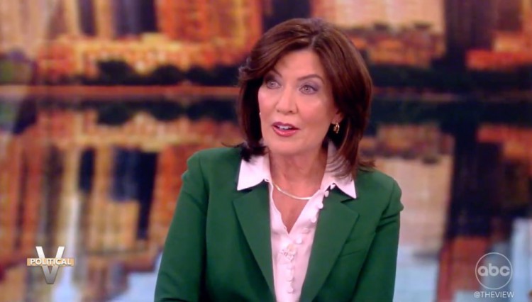 烏比戈德堡WHOOPIGOLDBERG向凱西霍楚爾KATHYHOCHUL抱怨了紐約的擁堵收費沒有人在聽