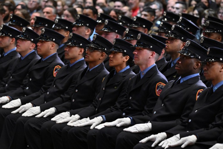 紐約消防局歡迎新員工加入隊(duì)伍其中包括兩名911遺留人員